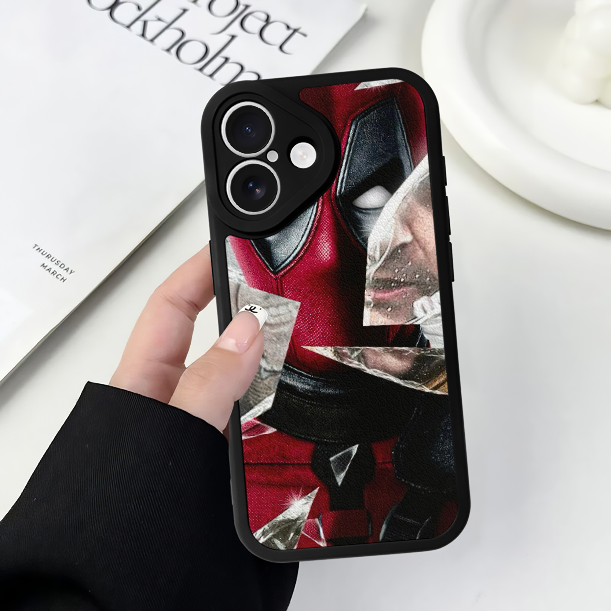 （画像用） Deadpool デッドプール 【iPhone 16シリーズ対応】シリコンスマホケース（レザー調） 材質：シリコン